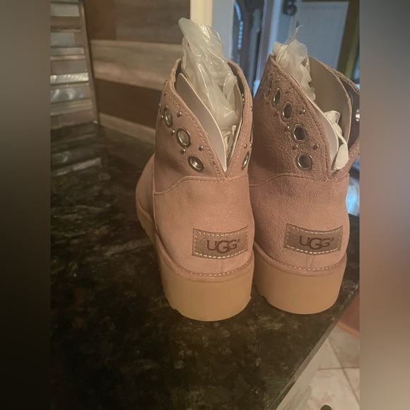 Ugg medallion short boot. Brand new. Size 8 - Picture 5 of 7